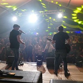 Dirty Deeds 79 rocken das Dorf